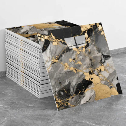 Pile de panneaux muraux Onyxia 30 × 30 cm effet marbre noir et gris avec larges veines dorées, avec un panneau présenté de face