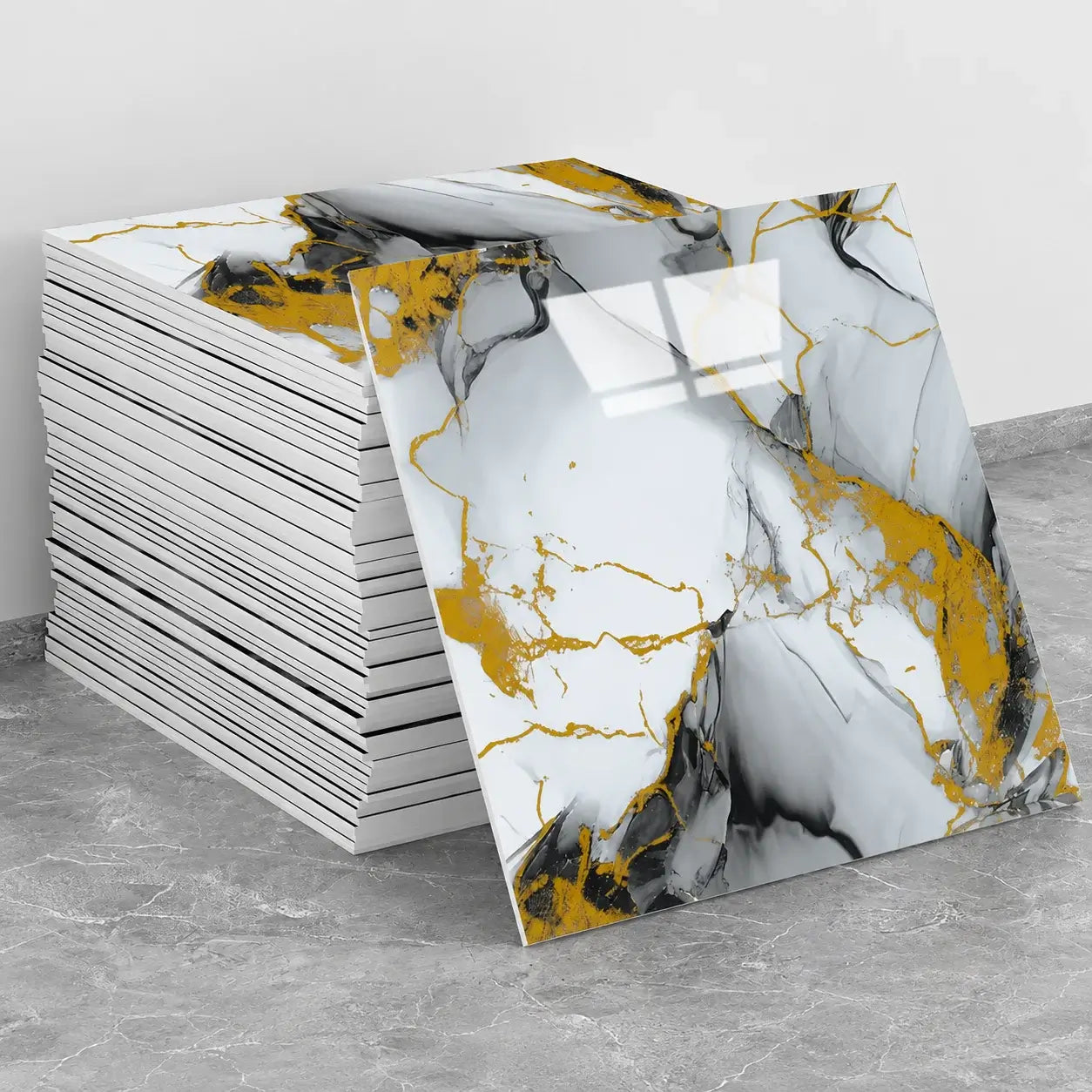 Pile de panneaux muraux Solarys 30 × 30 cm effet marbre blanc et gris avec larges veines dorées, avec un panneau présenté de face