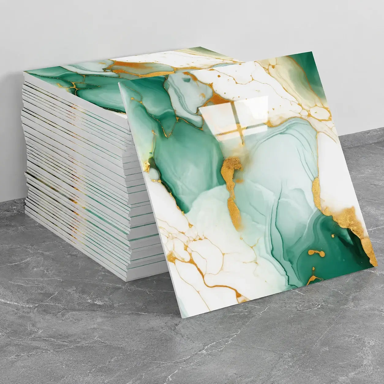 Pile de panneaux muraux Viridia 30 × 30 cm effet marbre vert et blanc avec veines dorées, avec un panneau présenté de face