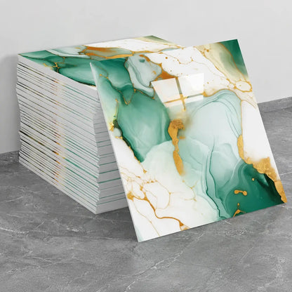 Pile de panneaux muraux Viridia 30 × 30 cm effet marbre vert et blanc avec veines dorées, avec un panneau présenté de face